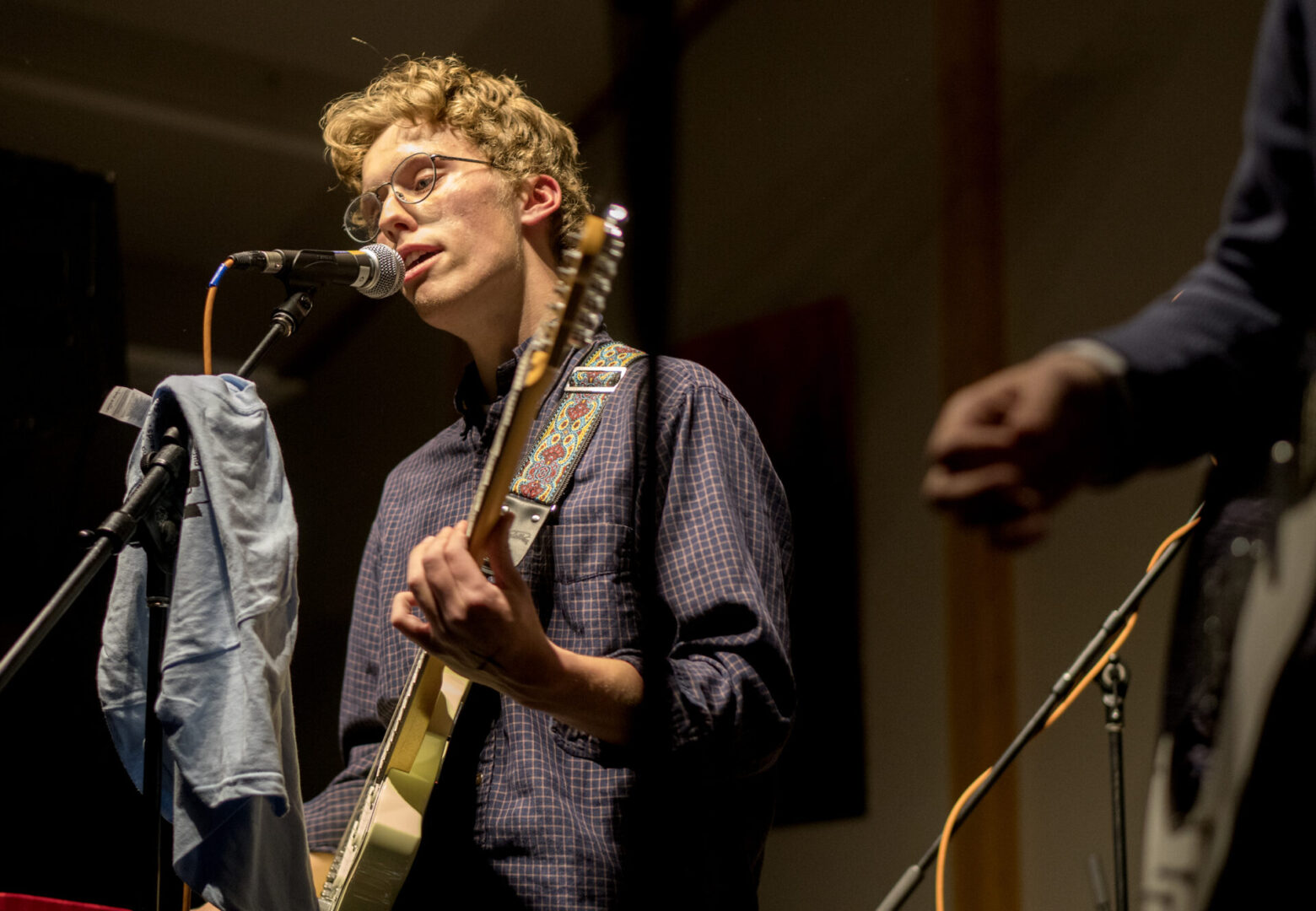 Live performance with singer and electric guitar