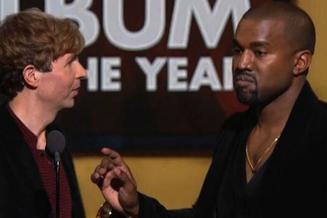 Disagreement between two artists on stage