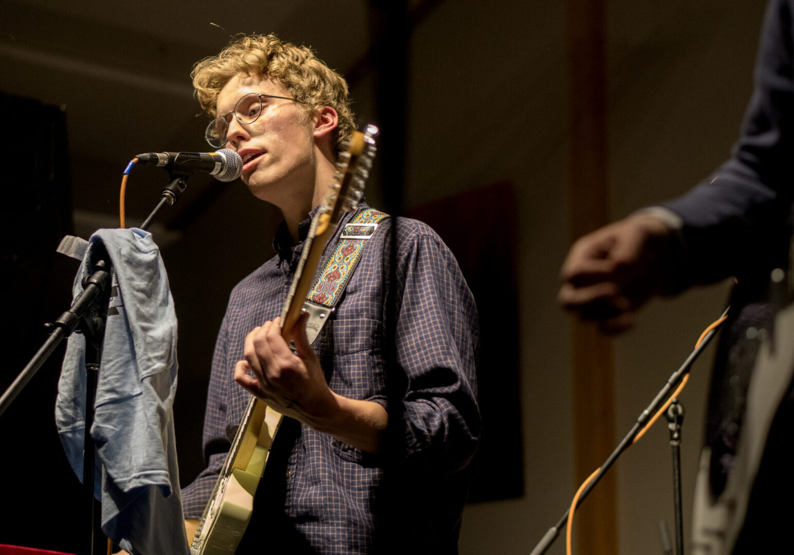 Live performance with singer and electric guitar