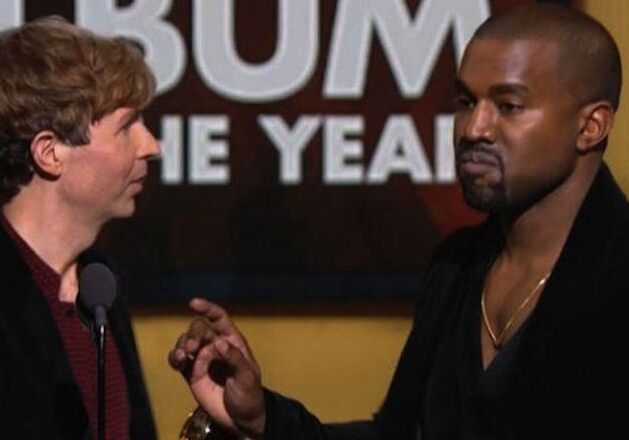 Disagreement between two artists on stage